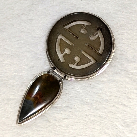 Vintage OOAK Carved Stone and Natural Agate Pendant/Brooche in Sterling Silver - Picture 7 of 9